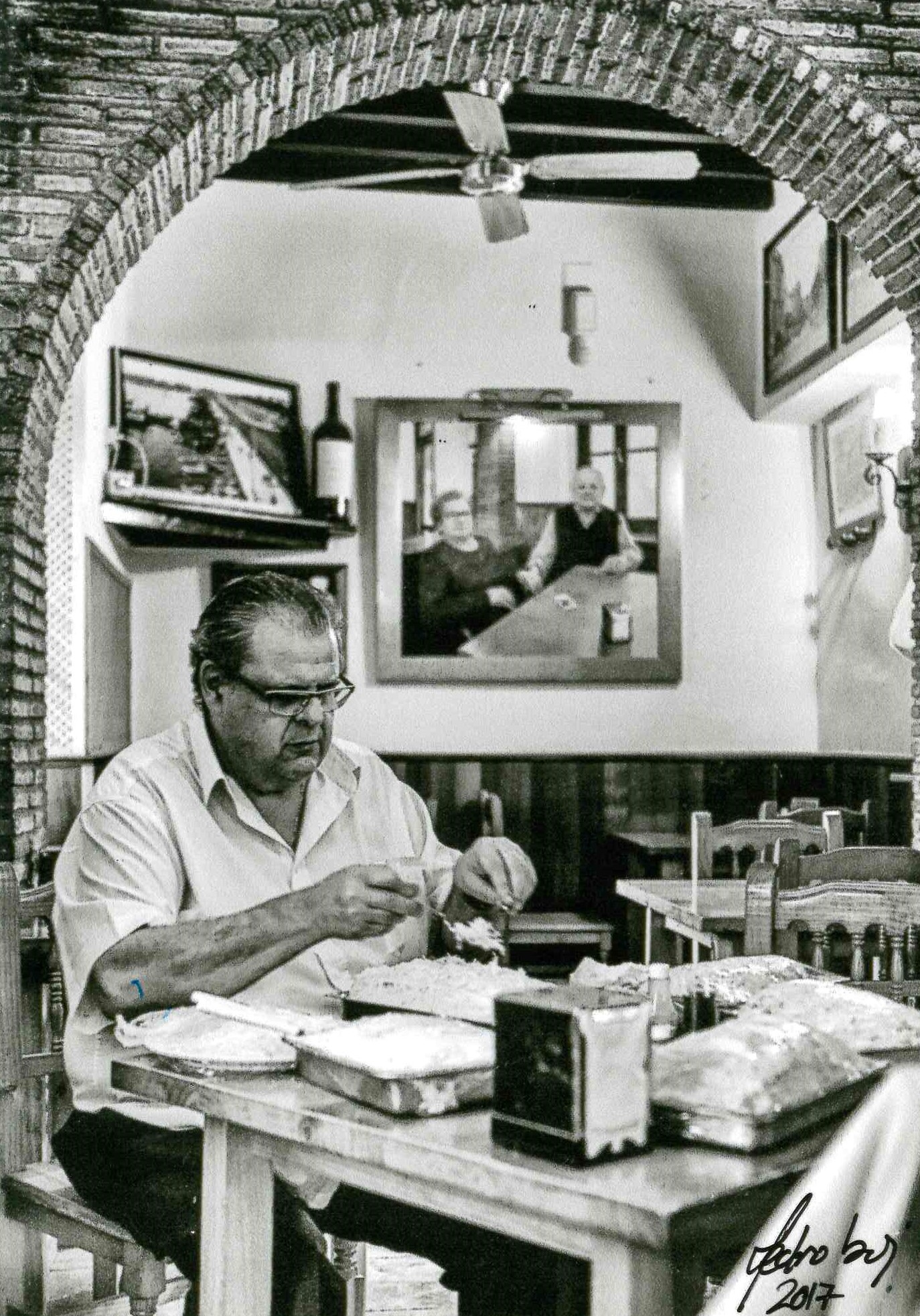 Paco decorando la famosa ensaladilla del Guillermo.